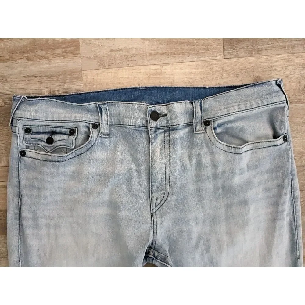True Religion Men's Geno Flap Big T Relaxed Slim Fit Light Wash Jeans‎ 42x33